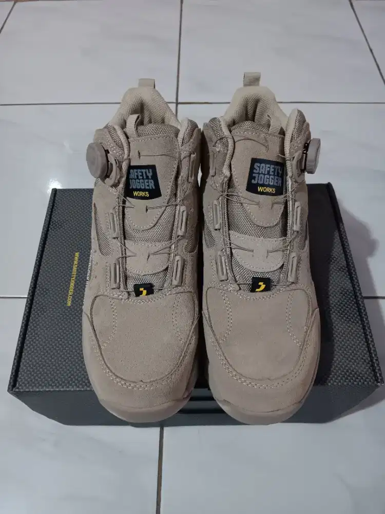 Sepatu safety jogger