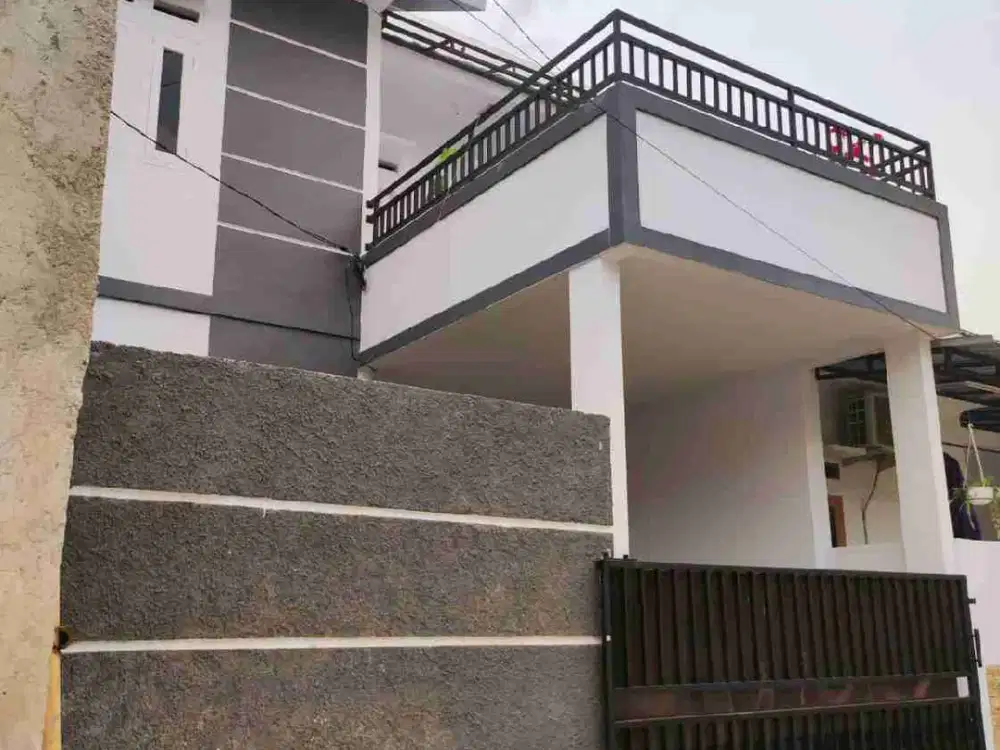 dijual rumah murah 2 lantai berikut isinya
