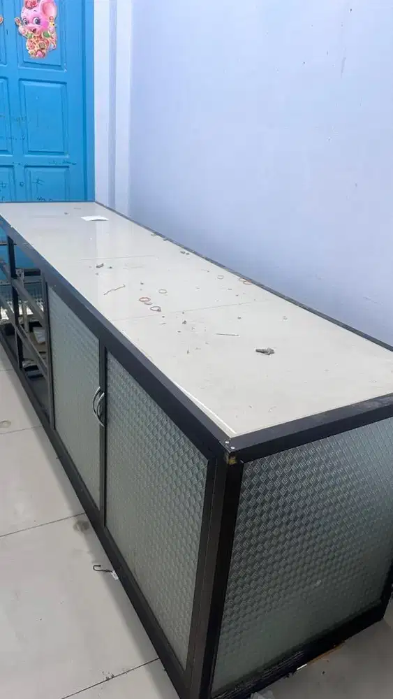 Lemari Rak Aluminium Kaca + Meja Keramik Kokoh