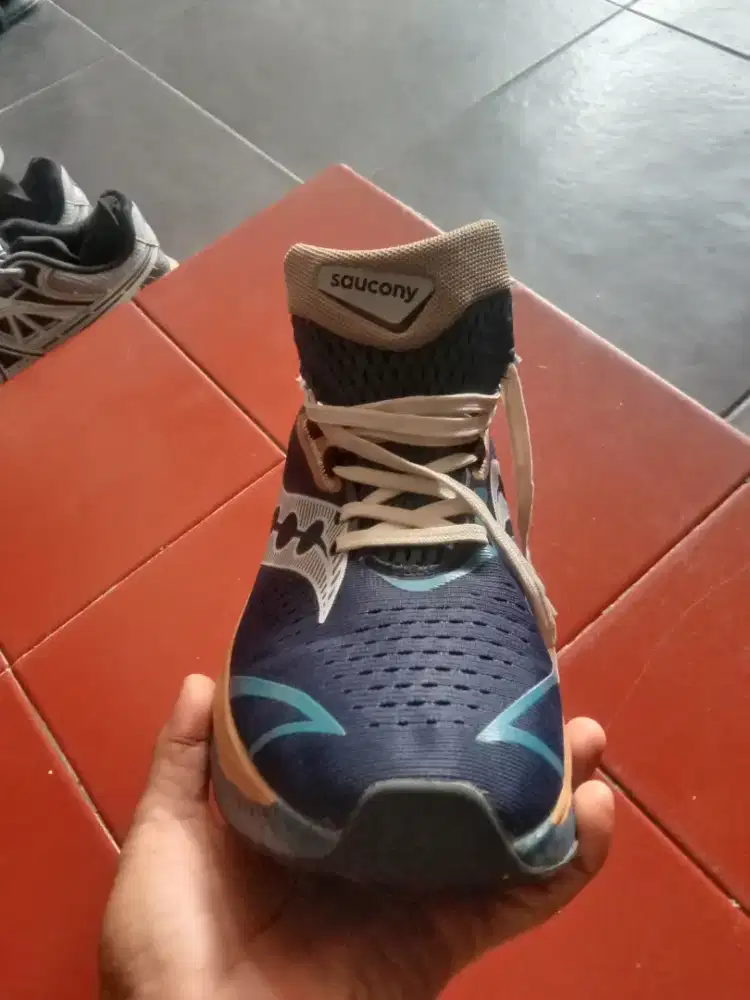 Jual cepat sepatu merek saucony ori