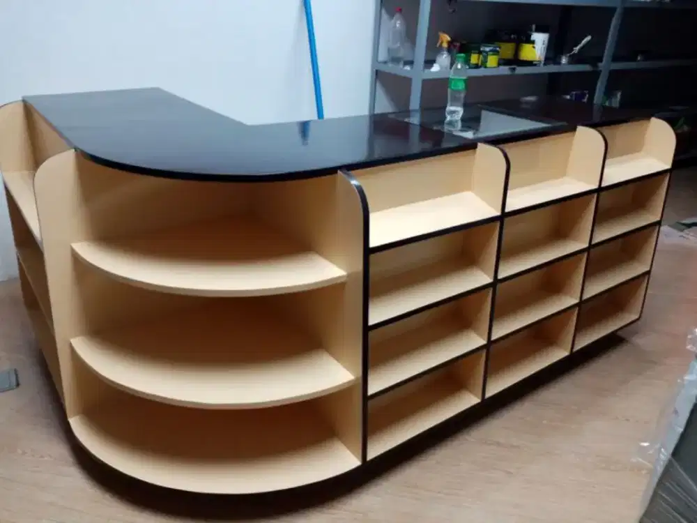 Meja display -rak serbaguna