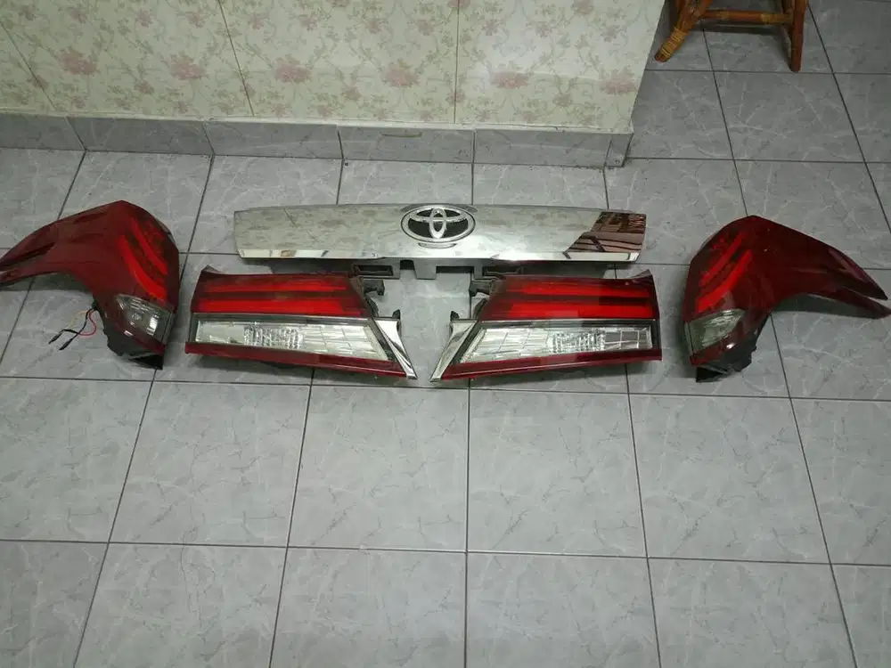 lampu belakang Toyota Alphard 2016