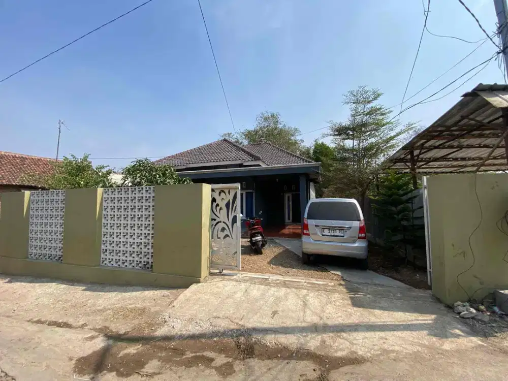 Rumah Palimanan Kempek dekat pintu TOL