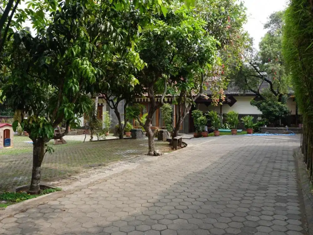 Rumah Besar Luas di Sari Asih Sarijadi Bandung