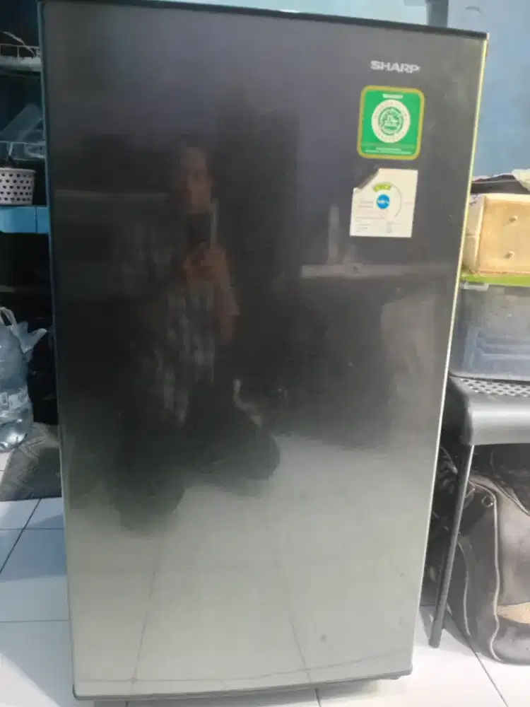 Di jual kulkas 1pintu merk sharp mulus