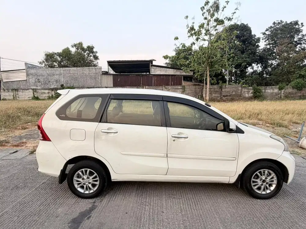 Dijual mobil daihatsu xenia 2012 (nego)