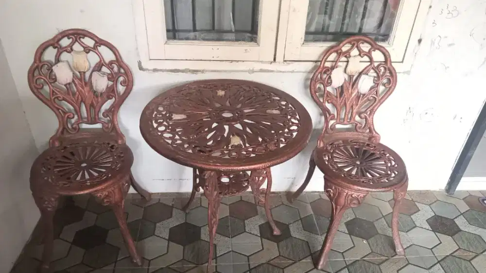 1set meja dan 2 kursi teras berbahan besi/logam motif klasik