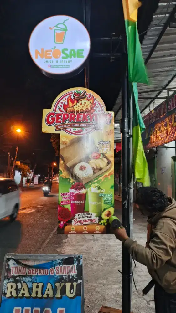 Papan nama toko pinggir jalan raya murah