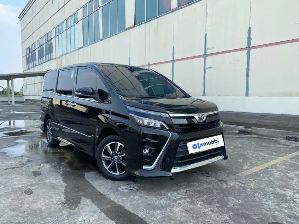 DP MURAH Toyota Voxy 2.0 Bensin-AT 2020 Hitam C3RXE