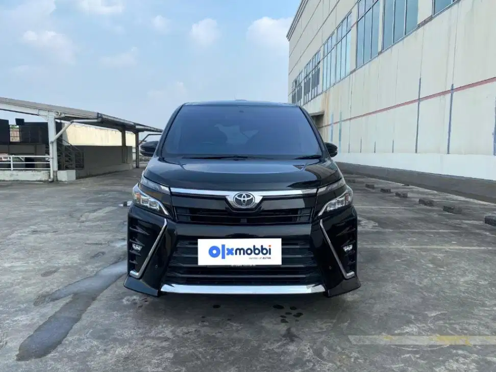 DP MURAH Toyota Voxy 2.0 Bensin-AT 2020 Hitam C3RXE