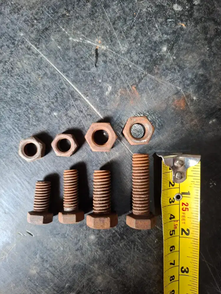 Baut besi ukuran 17 dan 14 ( 3 ember)