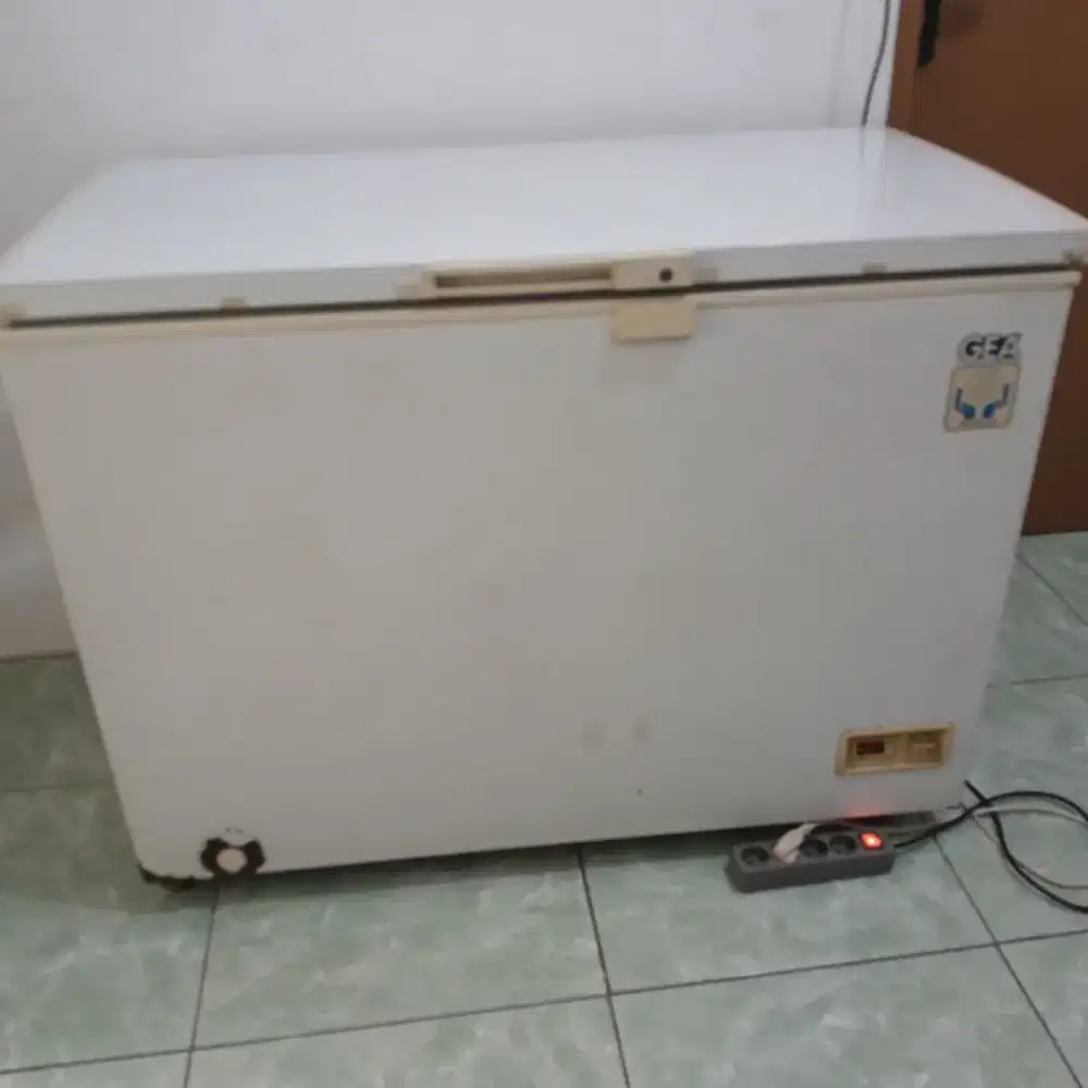 GEA freezer 300Liter normal dingin