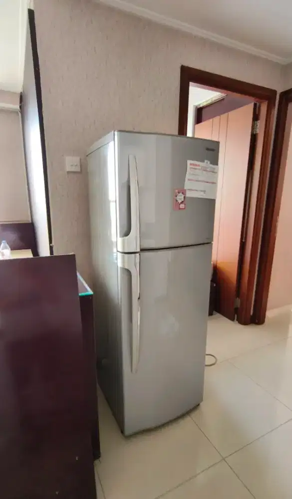 Kulkas Toshiba 2 pintu kondisi normal