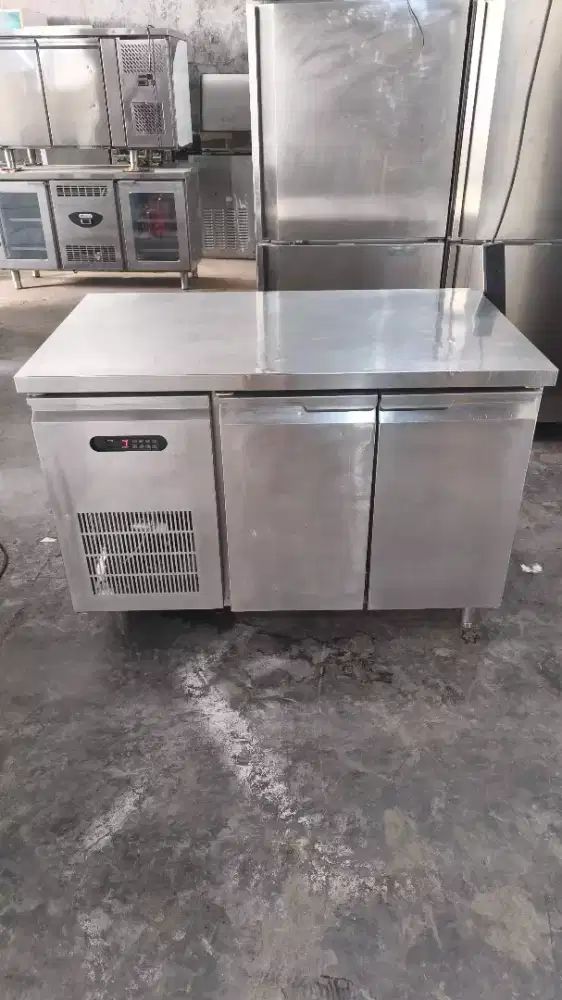 UNDERCOUNTER CHILLER 

Merk SANDEN INTERCOOL 
Uk 120×70×85.   2 pintu