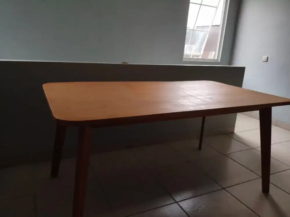 Meja kantor bekas