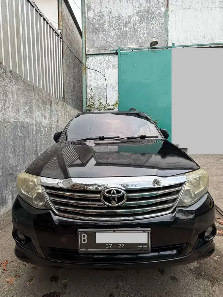 Mobil Toyota Fortuner 2012 Diesel 2.5G Hitam