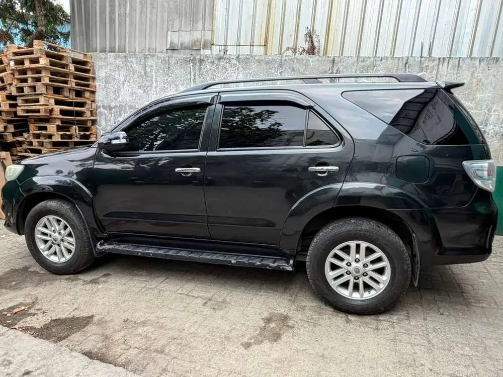 Mobil Toyota Fortuner 2012 Diesel 2.5G Hitam