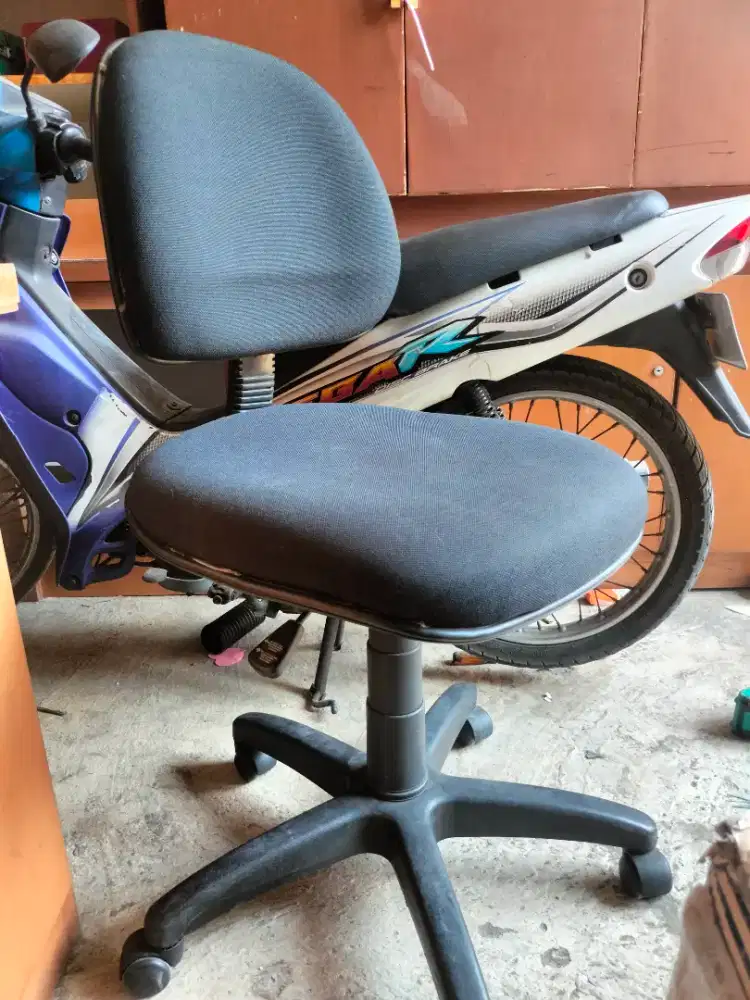 Kursi kantor hidrolik & kaki besi Merk Ergotec Bekas Bagus kokoh Rp225