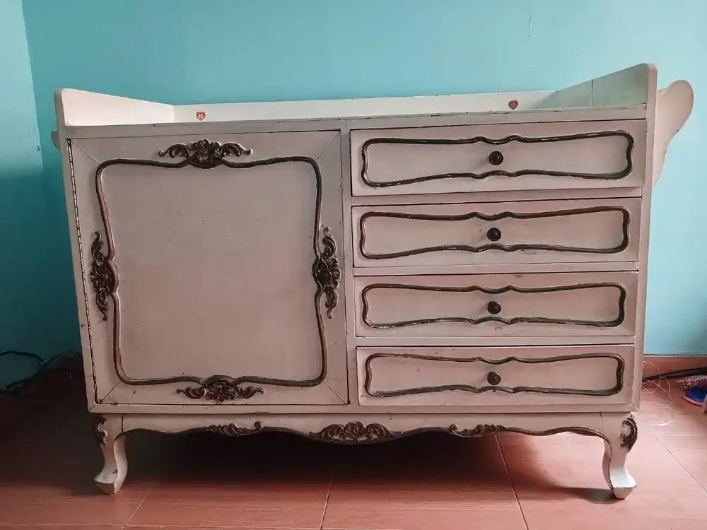 DIJUAL — LEMARI LACI JATI ANTIK — Bergaya Pesona Furnitur Vintage