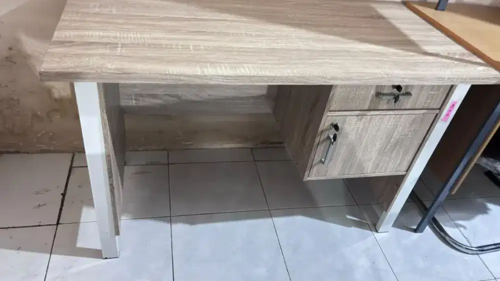 Meja Kerja 1/2 biro kaki besi reject