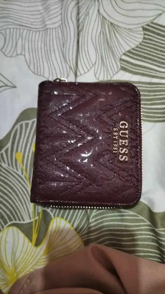 Dompet guess maroon cewek