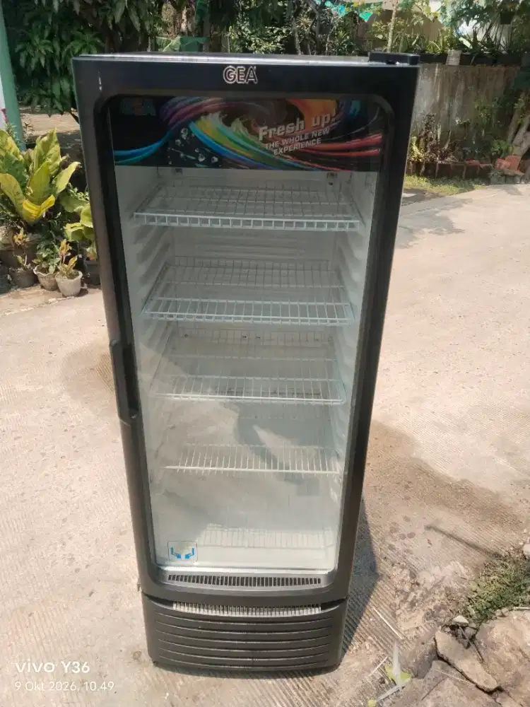 Di jual cepat Showcase gea like new