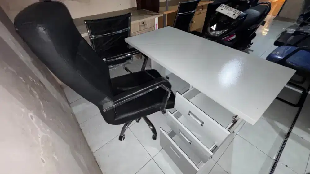 Meja 1/2 biro plat besi baru plus kursi hydrolik reject