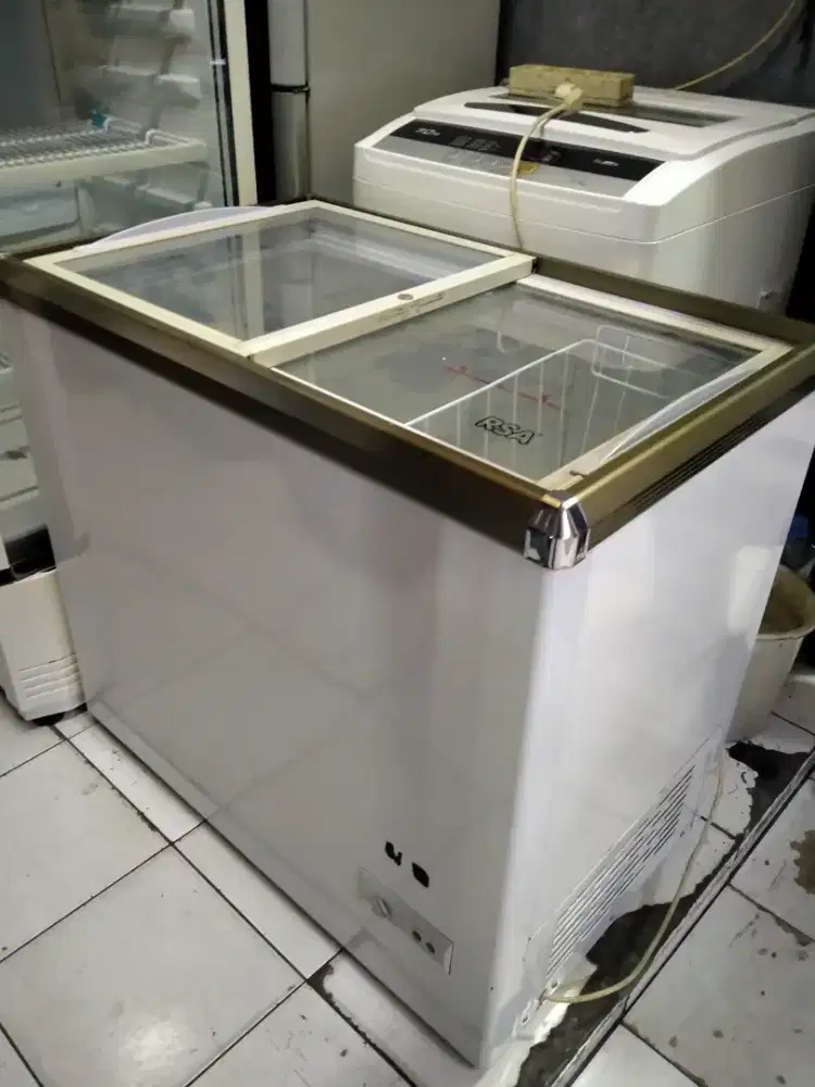 Freezer slide kaca 200 liter