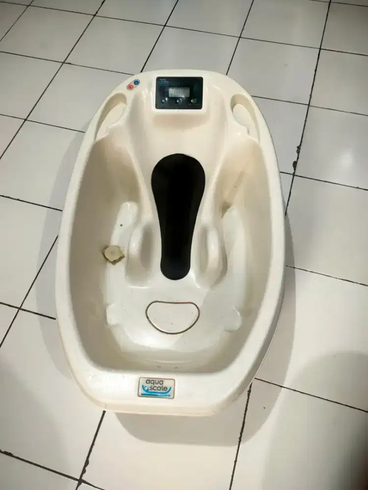 Bak mandi dengan timbangan digital