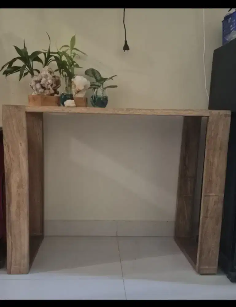 Meja kayu solid