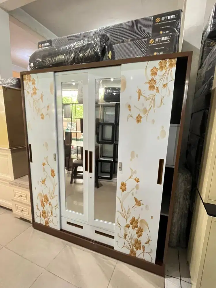 Lemari plat besi 3 pintu