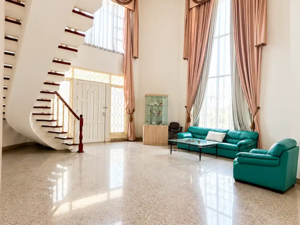 Dijual Rumah Hoek Intercon, LT 450 m², High Ceiling & Basement