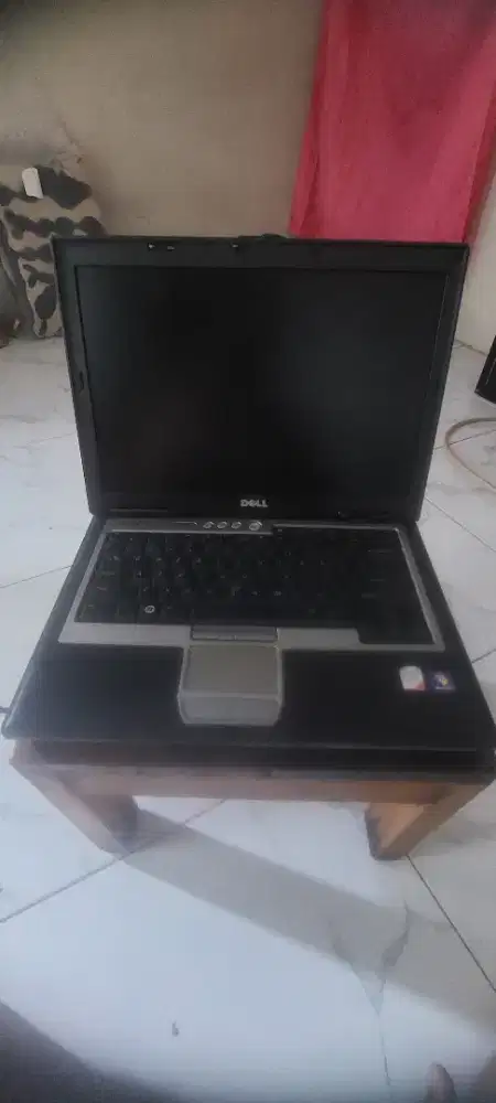 Laptop Merk Dell Latitude D630 (bekas pakai)