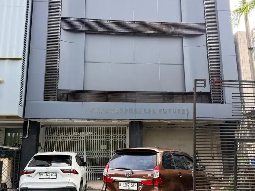 Ruko Strategis 3 Lantai Dijual di Area Sunset Road, Badung