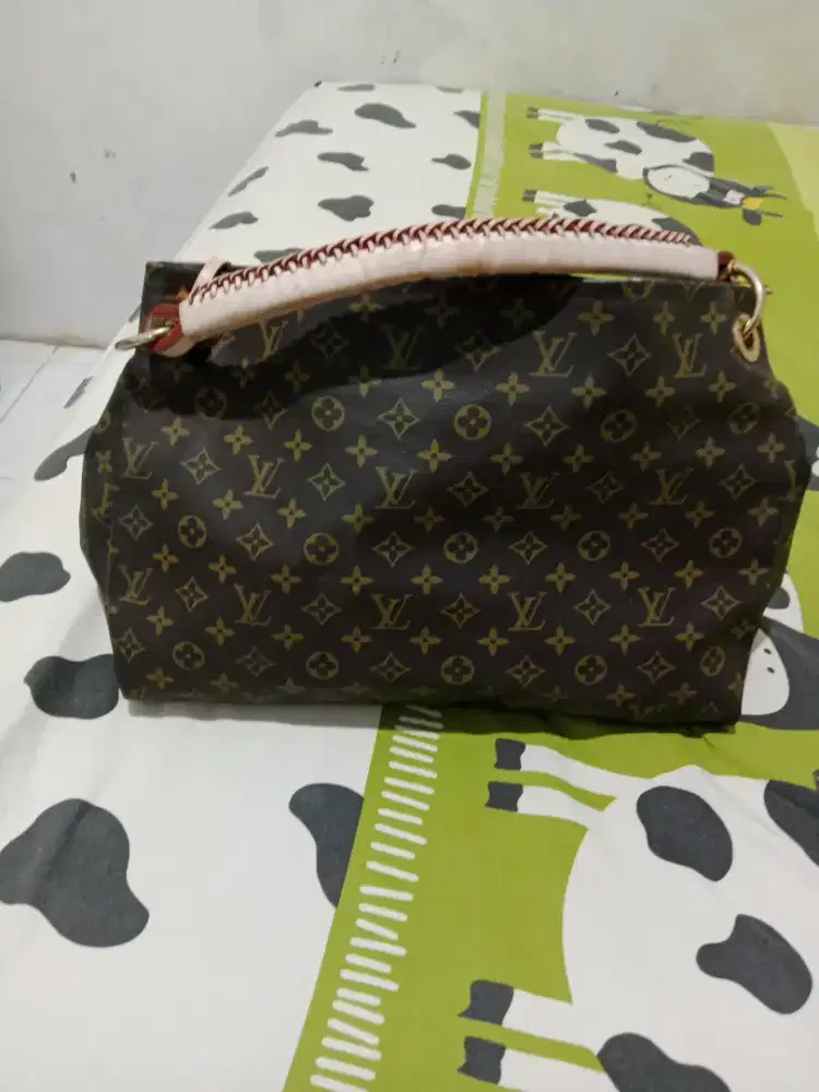 TAS LV KONDISI BAGUS DAN CANTIK