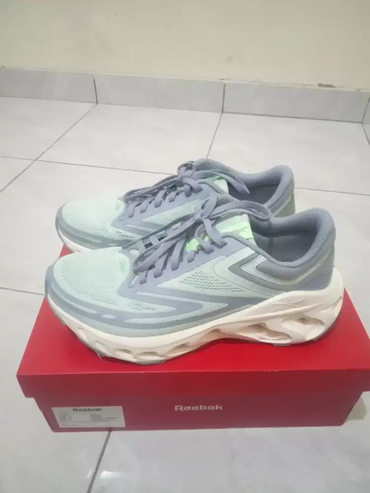 Sepatu rebook fun flek run fullset UK 39