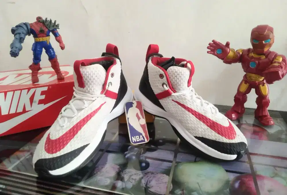 Sepatu Basket Volly Nike Air zoom Rize