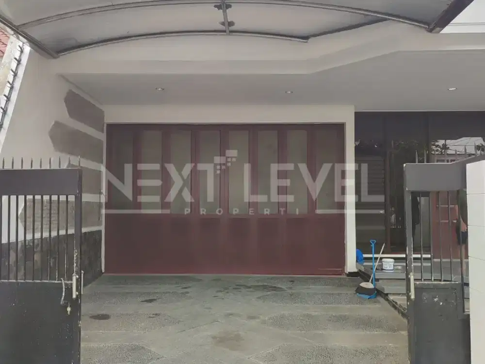 Disewakan Rumah Mewah 2 lantai di Trengilis Utara, Surabaya.