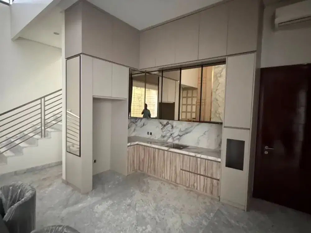 Rumah 2 Lantai Sudah Renovasi Semi Furnish SHM di Graha Famili