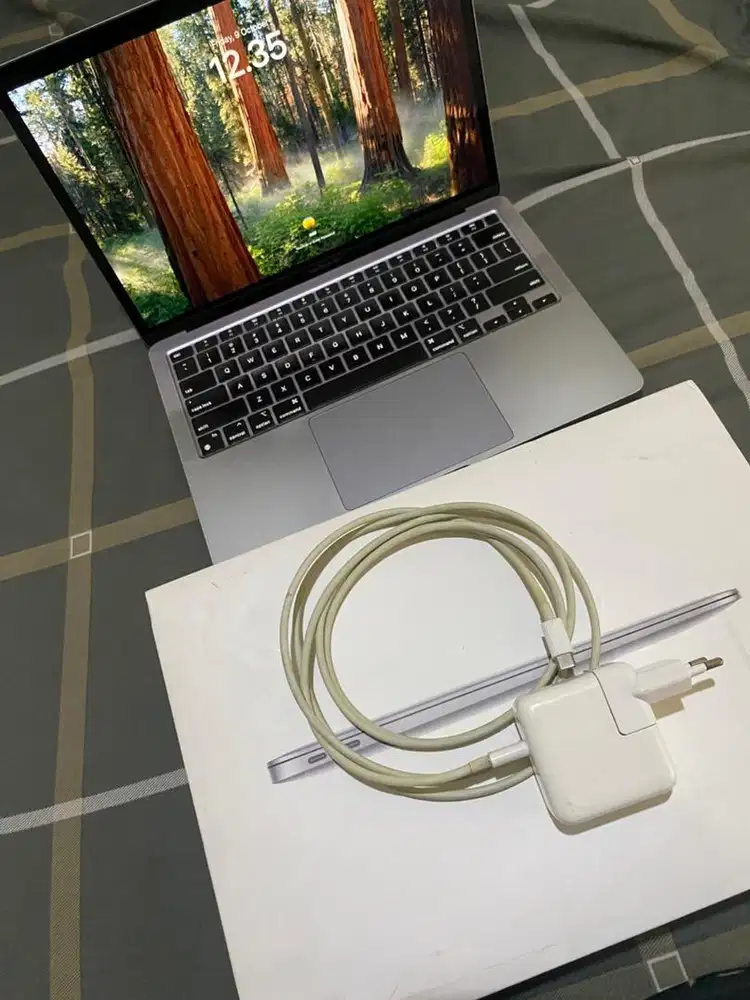 MacBook Air M1 16GB 256GB Fullset Mulus, Nego