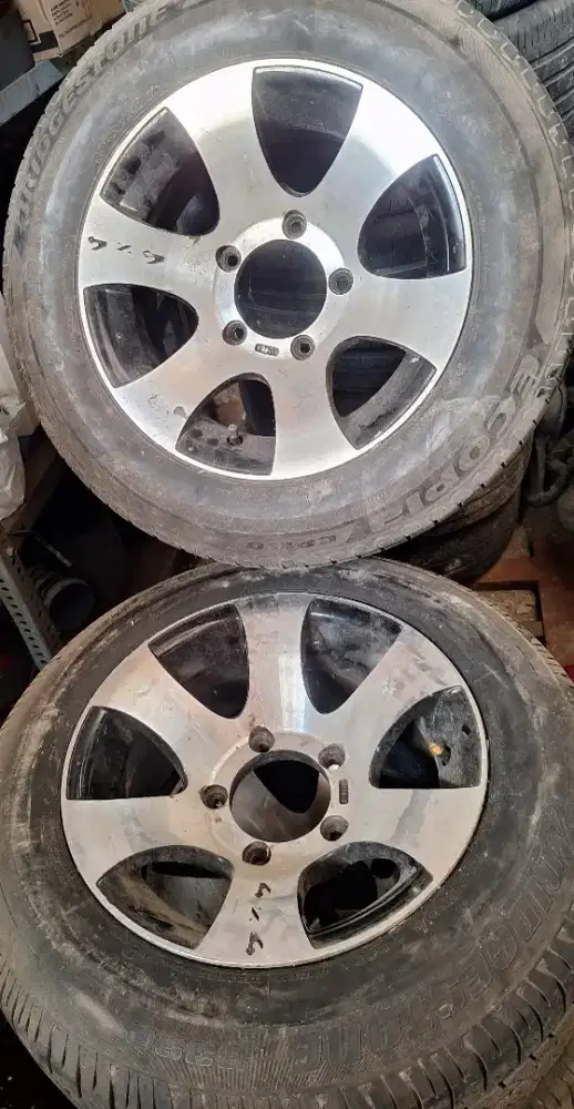 Di jual velk + ban ada 4 buah cepat aja jadi duit