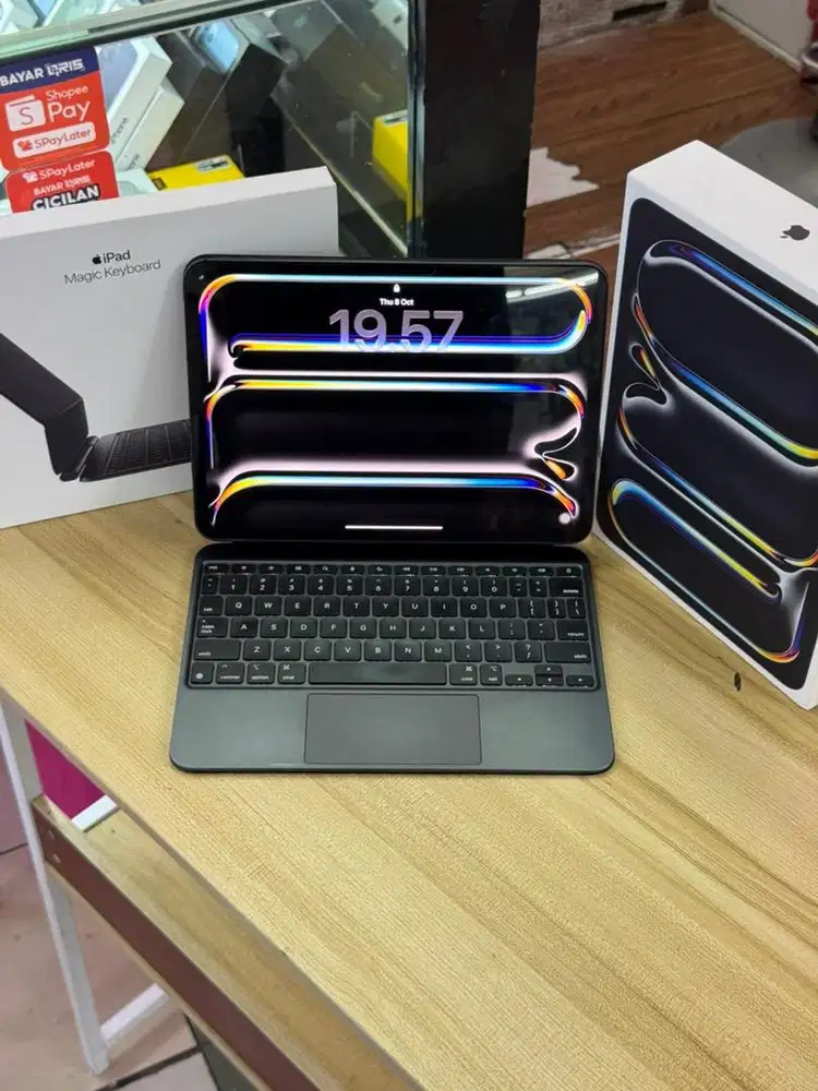 Ipad pro M4 ( 11 inch) 256gb wifi only plus megic keyboard second