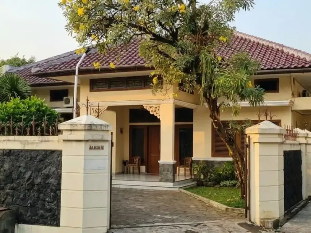 Dijual Rumah Fully Furnished Dengan Tanah Luas Terdapat Private Pool di Kawasan Jakarta Selatan VC- 19378