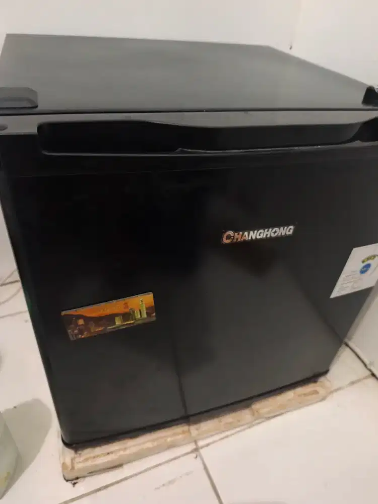 Kulkas Mini / Lemari Es Portable Changhong CBC50