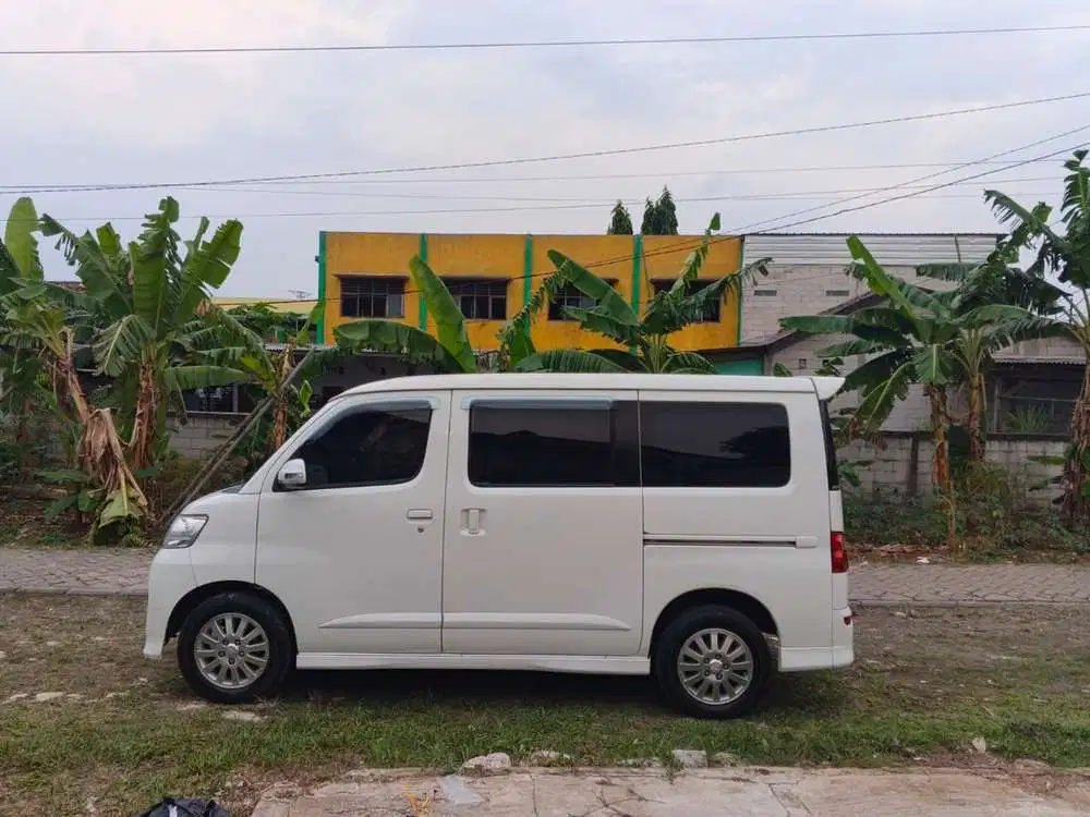 Daihatsu Luxio 2012 Bensin
