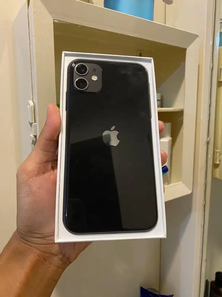 iPhone 11 64 Hitam Fullset Lengkap Siap Pakai