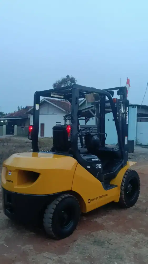 Forklift Komatsu 3 Ton,Matic,Tiang 3 Meter,Seri FD30-17,Tahun 2019