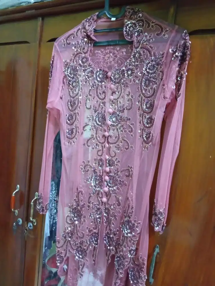 Kebaya cantik elegan untuk wisuda