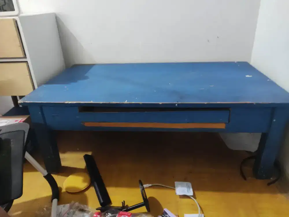 Meja komputer lesehan