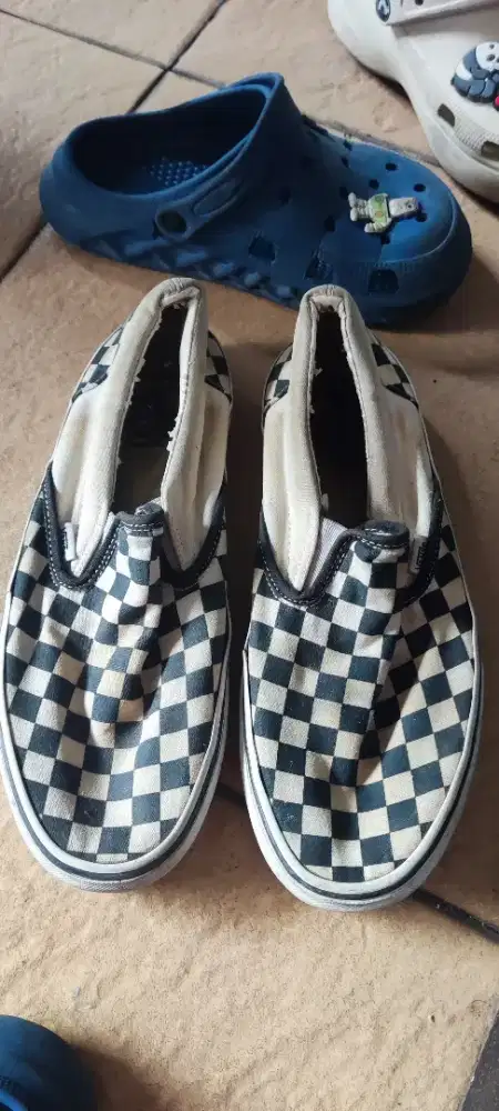 Sepatu sneakers